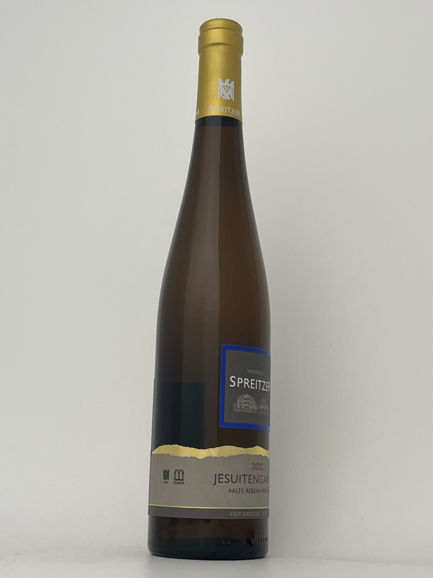 Side label of a bottle of Spreitzer, Riesling, Feinherb, "Alte Reben," Jesuitengarten, Rheingau, Germany 2022 in a white backround.