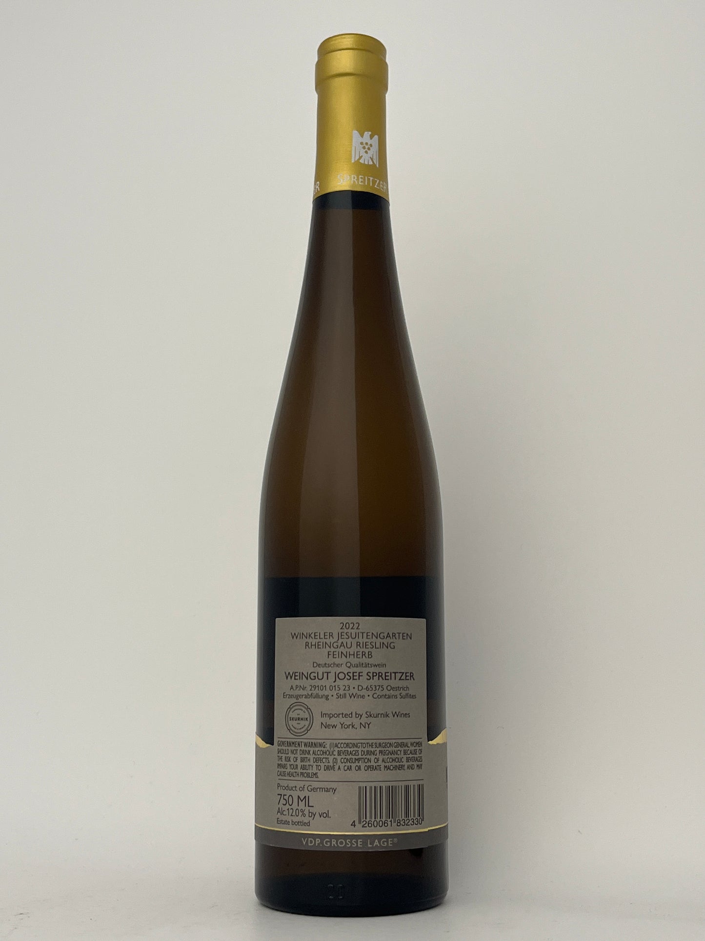 Back label of a bottle of Spreitzer, Riesling, Feinherb, "Alte Reben," Jesuitengarten, Rheingau, Germany 2022 in a white backround.
