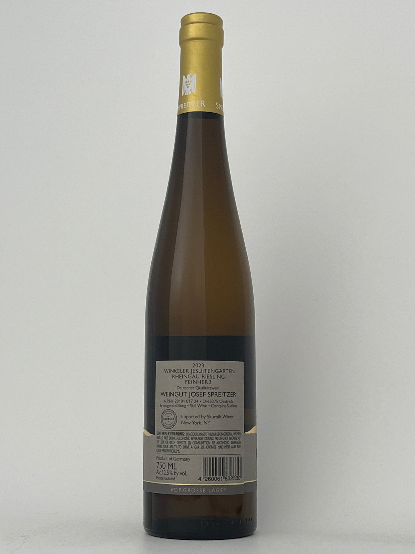 Back label of a bottle of Spreitzer, Riesling, Feinherb, "Alte Reben," Jesuitengarten, Rheingau, Germany 2023 in a white backround.