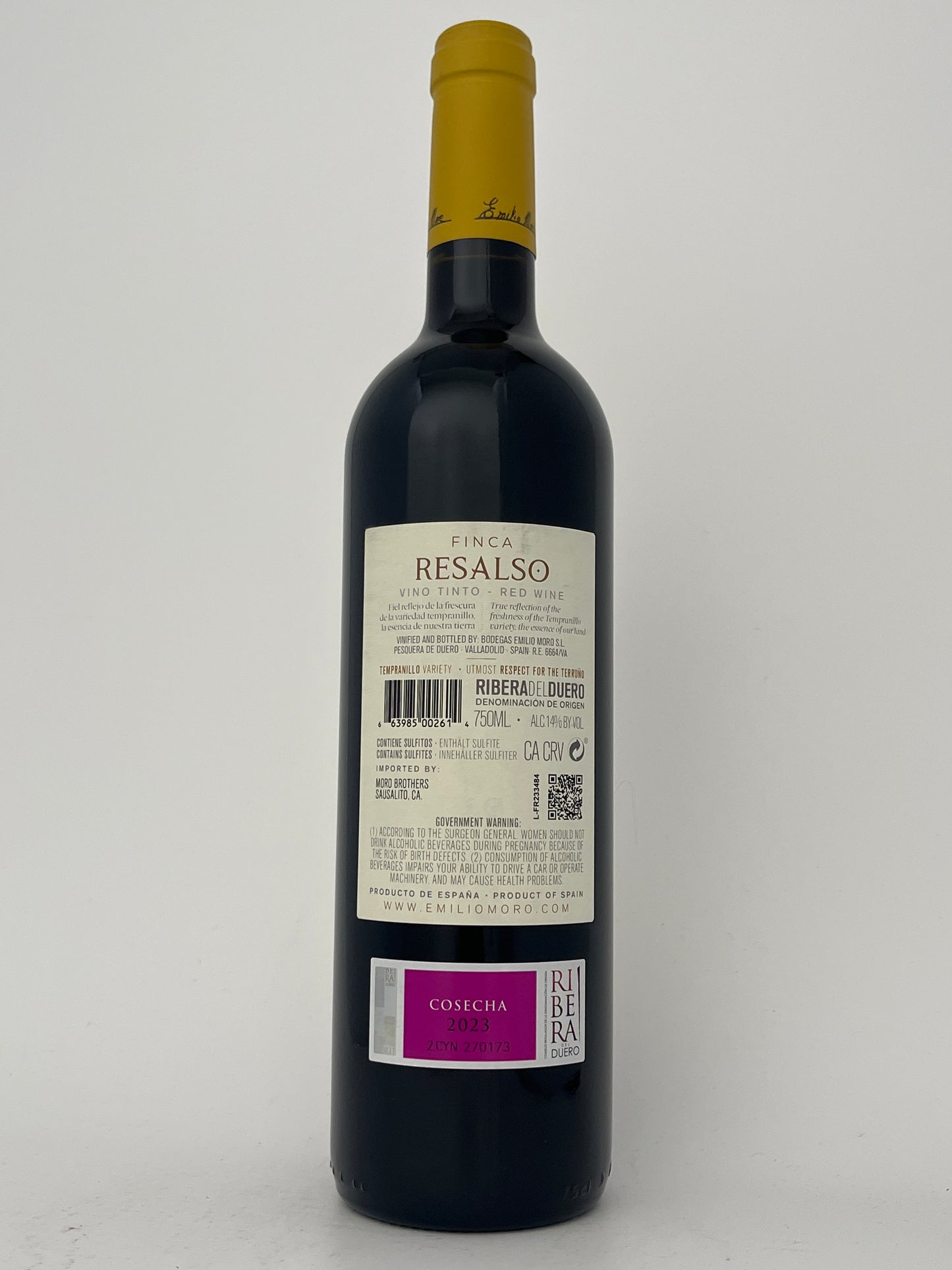 Back label of a bottle of Bodegas Emilio Moro, Tempranillo, "Finca Resalso," Ribera del Duero, Spain 2023 in a white backround.
