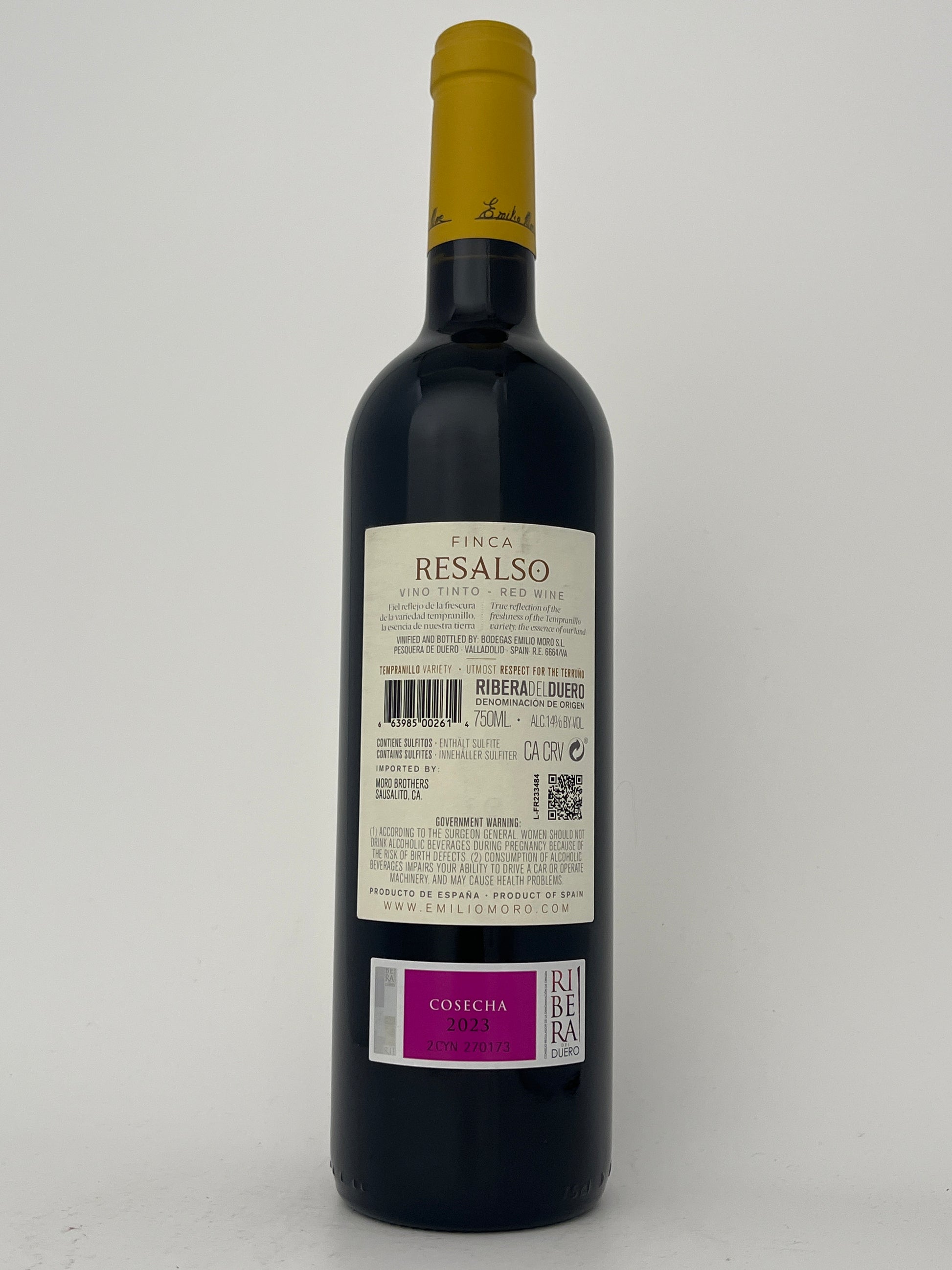Back label of a bottle of Bodegas Emilio Moro, Tempranillo, "Finca Resalso," Ribera del Duero, Spain 2023 in a white backround.