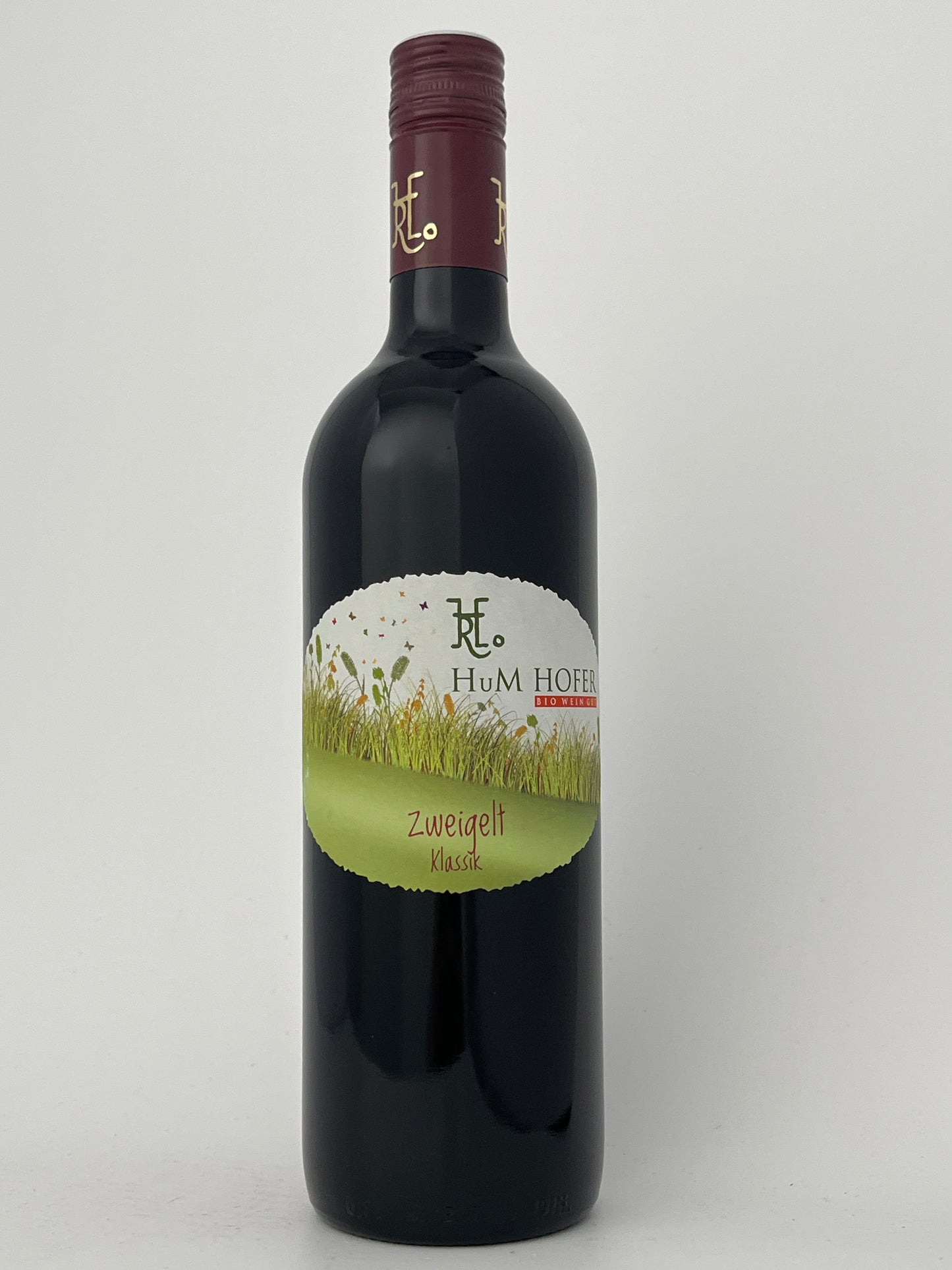 Bottle of Hofer, Zweigelt, "Klassik," Austria 2019 in a white backround.	Back label of a bottle of Hofer, Zweigelt, "Klassik," Austria 2019 in a white backround.