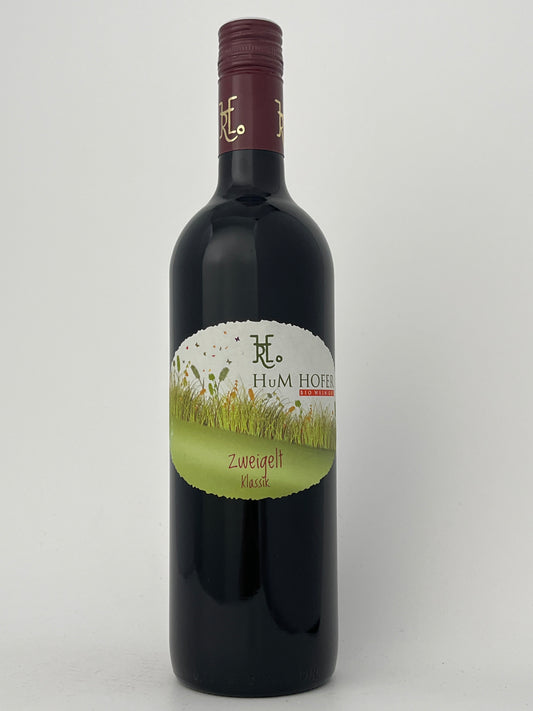 Bottle of Hofer, Zweigelt, "Klassik," Austria 2019 in a white backround.	Back label of a bottle of Hofer, Zweigelt, "Klassik," Austria 2019 in a white backround.