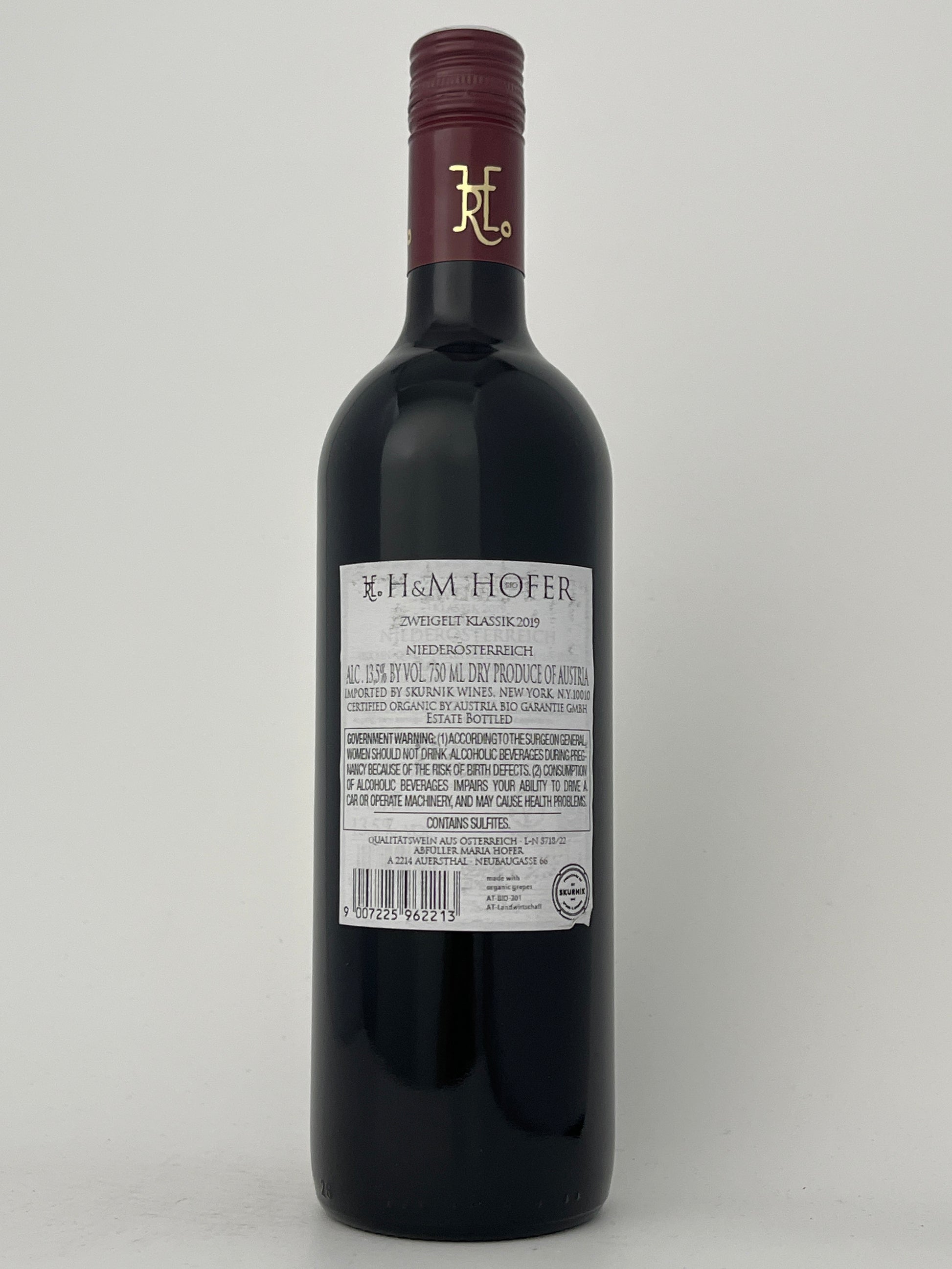 Back label of a bottle of Hofer, Zweigelt, "Klassik," Austria 2019 in a white backround.